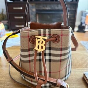 Burberry bucket bag